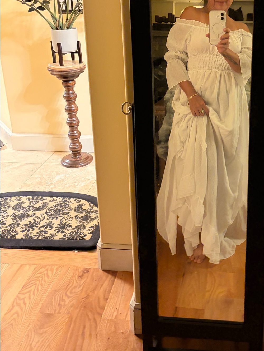 Elegant White Off-Shoulder Dress - Picture 5 of 7